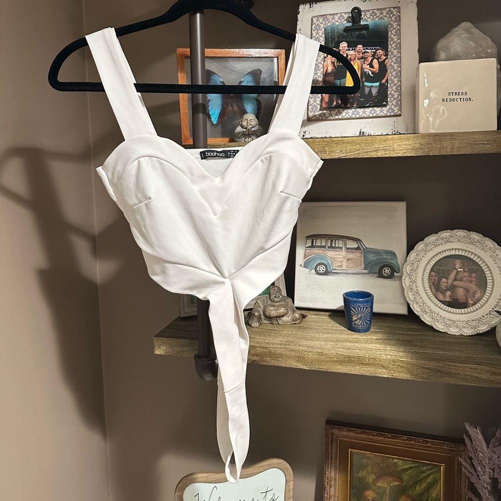 Never worn white boohoo crop top! Size US 4